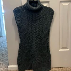 Green sleeveless turtleneck sweater M